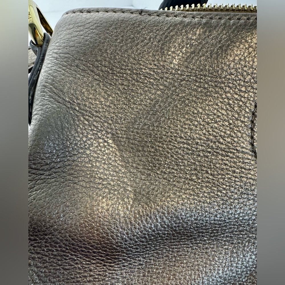 B. Makowsky Metallic Gold Leather Crossbody/Shoulder Bucket Turlock Bag in Gold - Picture 12 of 16